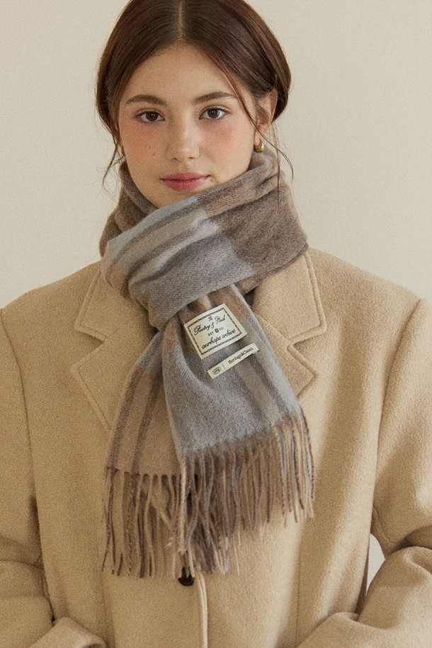 "Ordinary Check Wool 머플러" - 블루 브라운 체크는 가을과 겨울의 쌀쌀한 날씨에 따뜻함과 스타일을 더해줄 머플러입니다. 부드러운 울 소재로 제작되어 뛰어난 촉감과 보온성을 제공하며, 두꺼운 두께감으로 추운 날씨에도 든든하게 착용할 수 있습니다. 클래식하고 베이직한 디자인에 블루와 브라운 컬러의 체크 패턴이 더해져 어떤 스타일에도 잘 어울립니다. 가장자리에는 프린지 디테일이 더해져 포인트를 주어, 미니멀, 캐주얼 룩에 모두 활용하기 좋습니다. 일상에서 따뜻하고 세련된 스타일을 연출해보세요.
