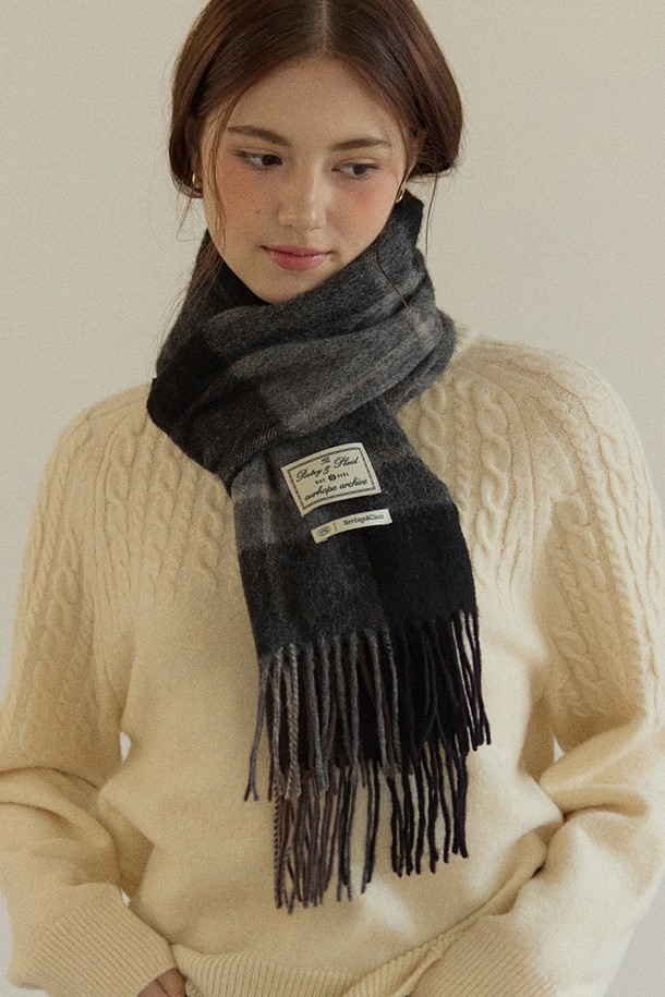 Ordinary Check Wool 머플러 - Black Grey Check는 부드러운 촉감의 울(Wool) 소재로 제작되어 가을, 겨울철 따뜻함을 선사하는 머플러입니다. 블랙과 그레이 컬러의 체크 패턴이 클래식하고 미니멀한 스타일을 연출하며, 일상 및 출근룩, 모임룩에 모두 잘 어울립니다. 두꺼운 두께감으로 보온성을 높였으며, 가장자리에 프린지 디테일이 포인트로 더해져 세련된 느낌을 더합니다.
