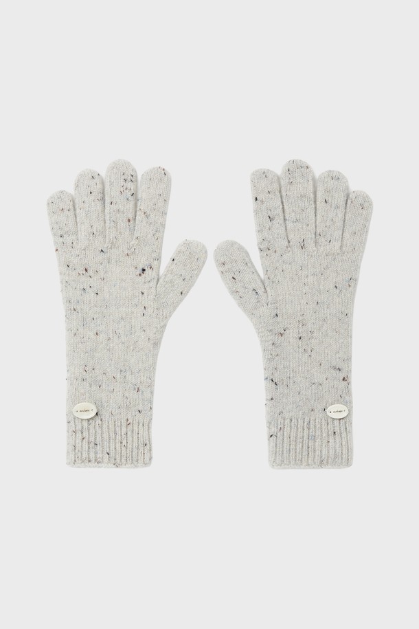 프렉클 울 니트 장갑 - 4컬러는 부드러운 촉감의 울 소재로 제작되어 가을, 겨울철 따뜻하게 손을 보호해 줍니다. 톤 다운된 그레이, 블랙, 베이지, 화이트 4가지 색상으로 출시되어 어떤 룩에도 잘 어울립니다. 일상복은 물론 산책룩에 매치하여 캐주얼, 클래식, 미니멀 스타일 모두 연출 가능합니다. 니트 소재 특유의 따뜻함과 프렉클 패턴, 버튼 디테일이 돋보이는 디자인으로 보온성을 높였습니다.
