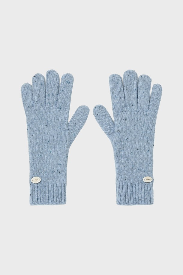 프레클 울 니트 글러브 - 4컬러는 부드러운 촉감의 울 소재로 제작되어 가을과 겨울철 보온성을 책임지는 니트 장갑입니다. 무지 디자인에 로고 장식이 더해져 클래식, 미니멀, 캐주얼 스타일 모두 소화 가능하며, 출근룩과 산책룩에 모두 잘 어울립니다. 블루, 그레이 등 4가지 다채로운 컬러로 출시되어 취향에 맞는 색상을 선택할 수 있습니다. 두께는 보통으로, 일상생활에서 편안하게 착용할 수 있습니다.
