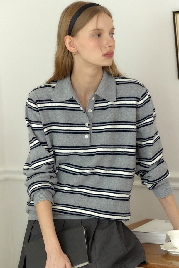 **Multi Stripe Collar Knit - 멜란지 그레이**는 여성용 니트/스웨터로, 캐주얼하고 베이직한 스타일을 연출합니다. 멜란지 그레이와 블랙 컬러의 스트라이프 패턴이 돋보이며, 봄, 가을에 착용하기 좋습니다. 부드러운 촉감의 니트 소재에 레귤러핏으로 제작되었으며, 칼라 디테일이 더해져 포인트를 줍니다. 긴 소매 기장의 레귤러 기장 상의로, 데일리하게 활용하기 좋은 아이템입니다.
