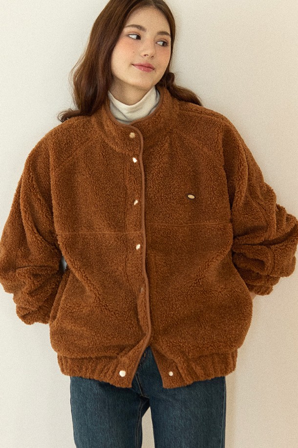 따뜻하고 포근한 Shearling Comfy 플리스 재킷, 브라운 컬러입니다. 부드러운 촉감의 플리스 소재로 제작되어 가을, 겨울 시즌에 넉넉한 오버핏으로 편안하게 착용할 수 있습니다. 쉐르파 스타일의 두꺼운 두께감과 양털, 플러피 디테일이 특징이며, 크롭 기장과 스냅 버튼 여밈으로 캐주얼한 무드를 연출합니다. 캠핑룩, 여행룩, 그리고 미니멀, 고프코어 스타일까지 다양한 룩에 활용해보세요. 데일리룩에 포인트를 더해줄 브라운 컬러의 플리스 재킷입니다.
