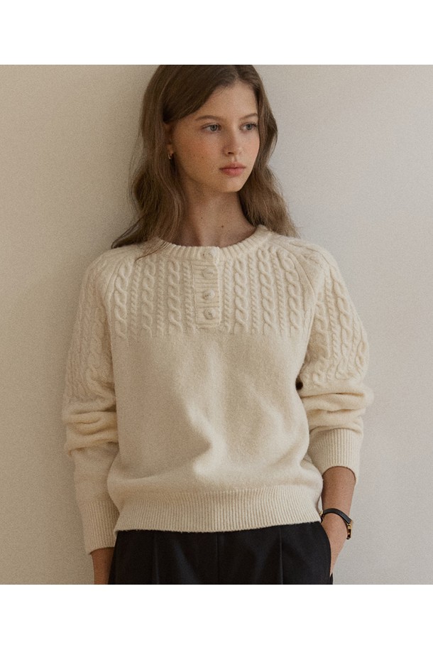 아이보리 컬러의 Button Wool Cable Knit (버튼 울 케이블 니트)는 여성스러운 매력을 더해주는 상의입니다. 부드러운 울 소재로 제작되어 가을, 겨울 시즌에 따뜻하고 포근하게 착용할 수 있습니다. 케이블 니트 패턴과 라운드넥 디자인이 베이직하면서도 클래식한 분위기를 연출하며, 버튼 디테일이 포인트로 더해졌습니다. 레귤러핏과 긴 소매 기장으로 데이트룩, 출근룩 등 다양한 스타일을 완성할 수 있으며, 미니멀, 캐주얼 룩에도 잘 어울립니다.

