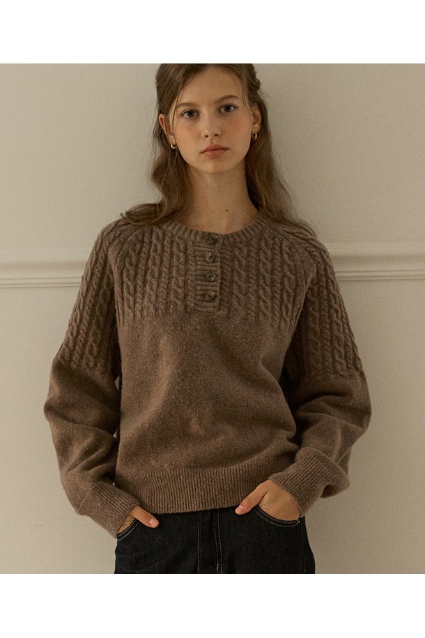 Button 울 케이블 니트 - 브라운은 여성스러운 무드를 연출하는 상의입니다. 부드러운 울 소재로 제작되어 가을, 겨울 시즌에 따뜻하게 착용할 수 있으며, 레귤러 핏과 라운드넥 디자인으로 편안한 착용감을 선사합니다. 베이직하고 클래식한 스타일로 출근룩, 모임룩 등 다양한 TPO에 활용 가능하며, 케이블 패턴과 버튼 디테일이 포인트입니다. 미니멀, 캐주얼 룩에도 잘 어울려 활용도가 높습니다.
