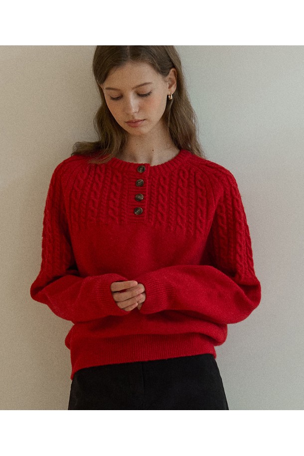 Button 울 케이블 니트 - 레드입니다. 부드러운 촉감의 울 소재로 제작되어 가을, 겨울 시즌에 따뜻하게 착용할 수 있습니다. 라운드넥 디자인에 레귤러핏으로, 베이직하면서도 클래식한 스타일을 연출합니다. 케이블 패턴과 버튼 디테일이 포인트로, 데이트룩이나 출근룩에 모두 잘 어울립니다. 긴 소매 기장과 두꺼운 두께감으로 포근함을 더했습니다.

