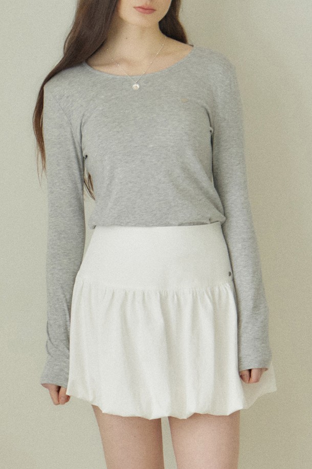 셔링 벌룬 스커트 - 화이트는 부드러운 레이온과 면 혼방 소재로 제작되어, 봄, 여름에 시원하게 착용하기 좋습니다. 캐주얼, 베이직 스타일로 일상, 데이트룩, 동네 마실룩 등 다양한 TPO에 활용할 수 있습니다. 허리 부분 셔링 디테일과 루즈핏 벌룬 실루엣이 여성스러운 분위기를 연출하며, 사이드 지퍼와 신축성 있는 소재로 편안한 착용감을 선사합니다. 미니 기장의 화이트 컬러 무지 스커트로, 로고 장식이 포인트로 더해졌습니다.
