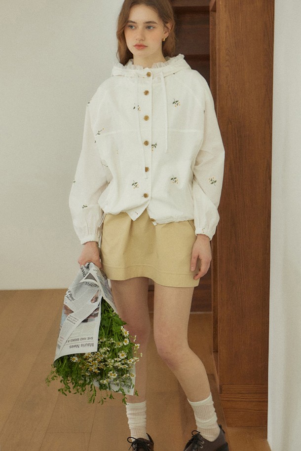 마가렛 자수 버튼 다운 재킷 - 화이트는 데일리룩, 데이트룩, 카페룩, 모임룩에 모두 잘 어울리는 여성 자켓입니다. 우아하고 클래식한 스타일을 연출하며, 로맨틱, 미니멀 스타일과도 매치하기 좋습니다. 부드러운 면 소재에 중간 두께감으로 사계절 내내 활용할 수 있습니다. 화이트 컬러 바탕에 마가렛 자수와 프릴 디테일이 더해져 여성스러운 분위기를 자아냅니다. 히든 지퍼 포켓, 소매 패딩, 밑단 드로스트링 등의 특징과 레귤러핏으로 편안한 착용감을 선사합니다.
