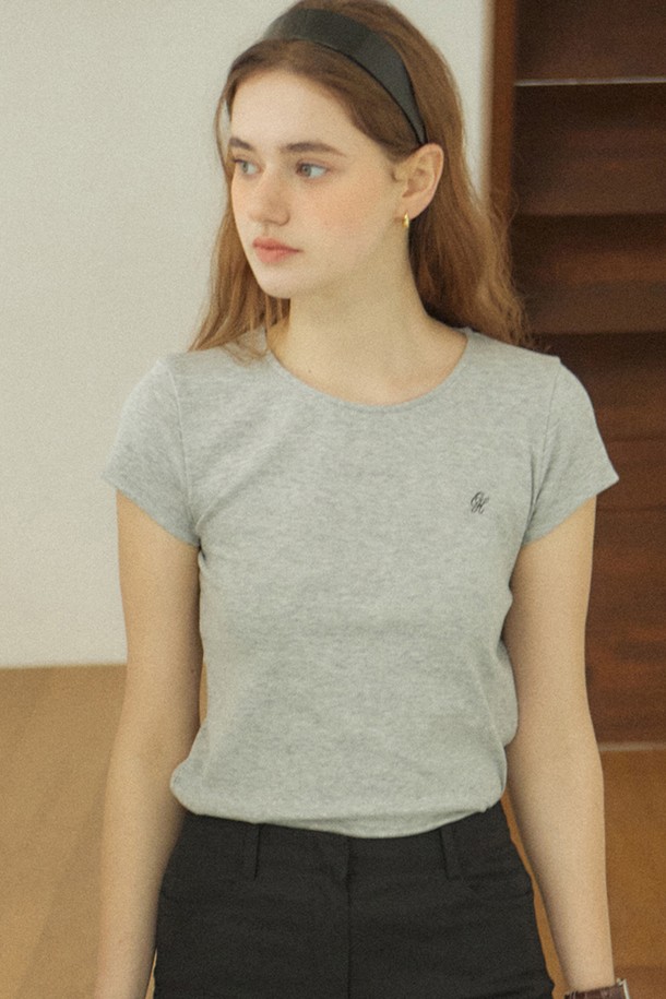 로고 반팔 티셔츠 (멜란지 그레이)는 여성용 반팔 티셔츠입니다. 부드러운 촉감의 면, 스판덱스 혼방 소재로 제작되어 데일리 및 일상에서 편안하게 착용하기 좋습니다. 슬림핏 디자인으로, 봄, 여름, 가을 시즌에 활용 가능하며, 베이직하고 미니멀한 스타일을 연출합니다. 가슴 부분의 로고 자수 디테일과 뒷면 중심 솔기, 넥라인 바인딩 처리, 소매단 이중 스티치 등의 특징을 갖습니다. 동네 마실룩, 카페룩 등 다양한 TPO에 미니멀, 클래식, 캐주얼 스타일로 연출할 수 있습니다.
