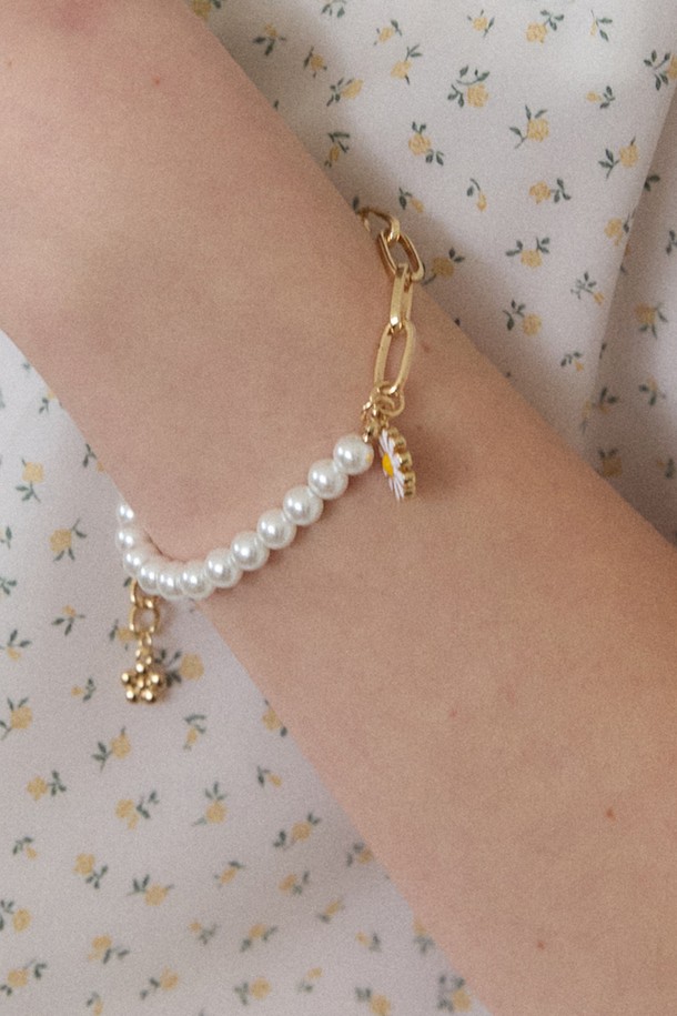 데이지 펄 체인 팔찌 - 골드는 여성스러운 매력을 더해줄 팔찌입니다. 골드 컬러의 이 팔찌는 아크릴, 스틸, 브라스 소재로 제작되었으며, 데일리룩에 포인트를 주기 좋습니다. 데이지 펜던트와 진주 장식이 돋보이며, 플라워 패턴으로 페미닌하고 캐주얼한 스타일을 연출합니다. 버클로 간편하게 착용할 수 있으며, 체인 길이 조절이 가능하여 손목에 맞게 조절할 수 있습니다. 데이트룩, 쇼핑룩 등 다양한 TPO에 활용하여 스타일을 완성해보세요.
