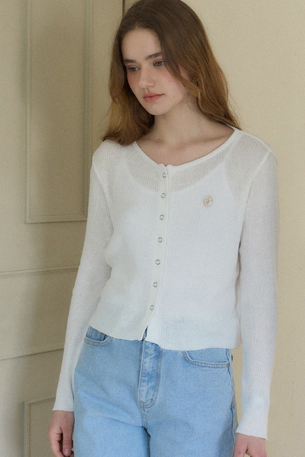 **아이보리 시어 코튼 스냅 가디건**은 얇고 부드러운 면, 아크릴 혼방 소재로 제작되어 여름과 간절기에 적합합니다. 라운드 넥에 긴 소매 기장, 레귤러 핏으로 베이직하고 미니멀한 스타일을 연출합니다. 가슴 부분의 고밀도 자수 디테일, 스냅 여밈 방식이 특징이며 통기성이 뛰어납니다. 집콕룩, 동네 마실룩, 카페룩 등 다양한 TPO에 활용 가능하며, 미니멀, 클래식, 캐주얼 스타일을 즐기는 여성분들께 추천합니다.
