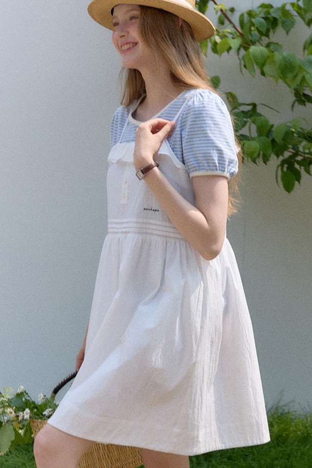 Laura (로라) 레이어드 민소매 원피스 - 화이트는 부드러운 코튼, 나일론, 폴리에스터 혼방 소재로 제작되어 시원하고 편안한 착용감을 선사합니다. 얇은 두께감과 루즈핏, 레이어드 디자인으로 귀엽고 로맨틱한 스타일을 연출하며, 데이트룩, 휴가룩, 여행룩에 적합합니다. 조절 가능한 스트랩과 앞면 플리츠, 자수 디테일이 여성스러운 포인트를 더하며, 양쪽 포켓과 허리 아래 백지퍼로 실용성을 높였습니다. 하늘색, 파란색, 화이트 색상으로 출시되어 다양한 스타일을 소화할 수 있습니다.
