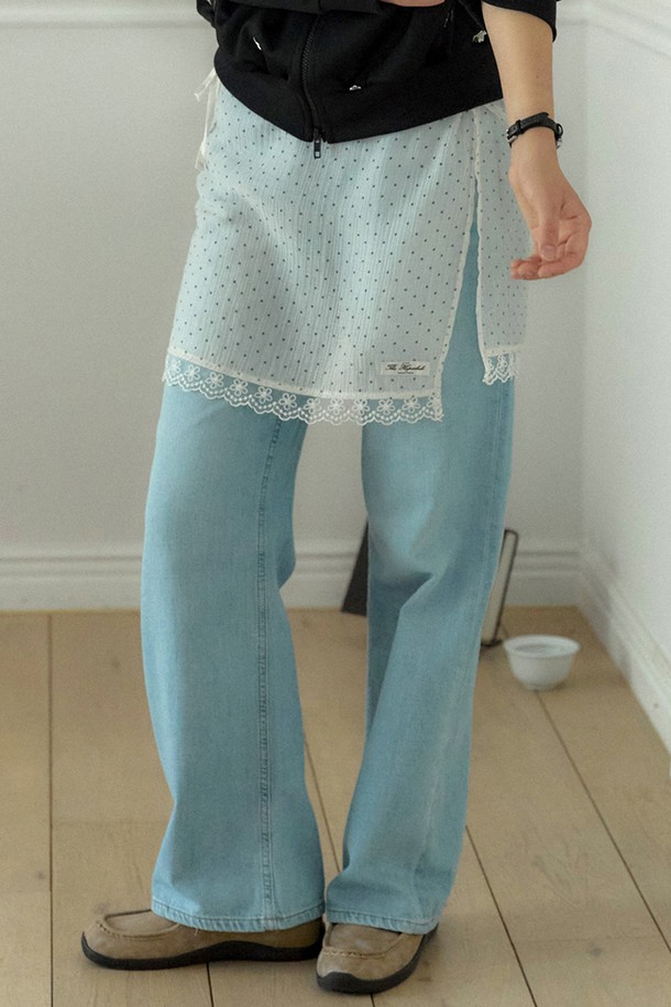 도트 레이스 레이어드 스커트 - 아이보리, 여성스러운 분위기를 연출하는 데일리 스커트입니다. 부드러운 텐셀과 나일론 혼방 소재로 제작되어 편안한 착용감을 선사하며, 얇은 두께감으로 가을에 적합합니다. A라인 핏에 허리 터널 스트링으로 사이즈 조절이 가능하며, 플로럴 패턴 레이스와 쉬어 원단, 레이스 디테일이 더해져 우아하고 클래식한 스타일을 완성합니다. 데이트룩, 카페룩, 모임룩 등 다양한 TPO에 활용 가능하며, 로맨틱, 미니멀 스타일을 즐기는 분들께 추천합니다.