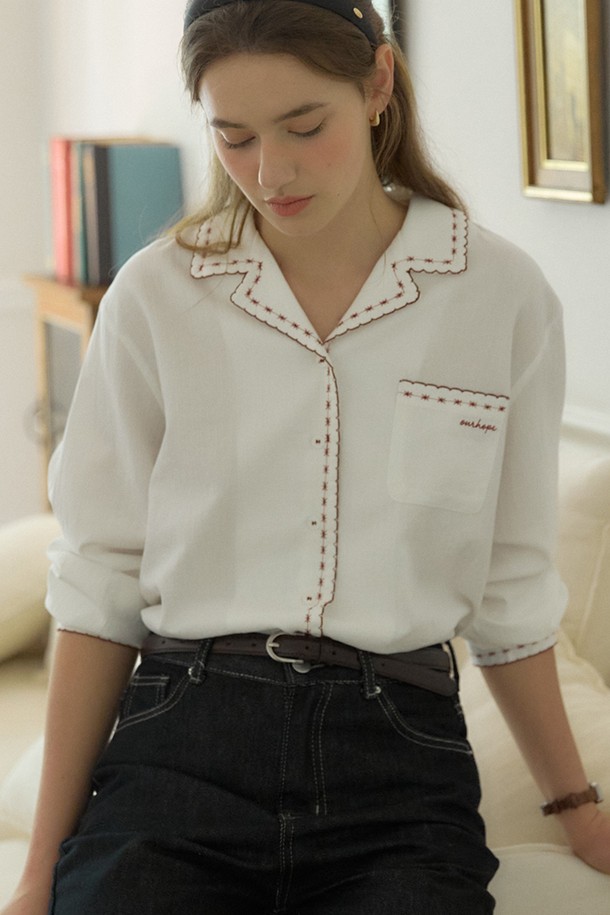 버밀리온 자수 블라우스 - 화이트는 클래식하고 로맨틱한 스타일을 연출하는 여성 의류입니다. 면 소재로 제작되어 부드러운 촉감을 자랑하며, 사계절 내내 착용할 수 있습니다. 데이트룩, 카페룩, 모임룩에 어울리며, 레귤러 핏과 클래식 칼라가 단정하면서도 세련된 분위기를 더합니다. 반소매 디자인에 별 모양 자수와 레이스 트림, 헤링본 텍스처가 섬세하게 더해졌으며, 진주 단추와 우측 버튼홀 디테일이 돋보입니다. 베이직하고 미니멀한 디자인으로 다양한 하의와 매치하여 폭넓은 스타일을 연출할 수 있습니다.
