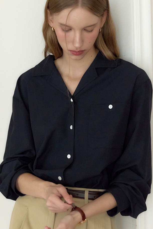 에마 포켓 블라우스 - 네이비는 여성스러운 분위기를 연출하는 베이직 스타일의 블라우스입니다. 부드러운 레이온과 면 혼방 소재로 제작되어 편안한 착용감을 선사하며, 얇은 두께감으로 봄, 여름, 가을 시즌에 활용하기 좋습니다. 릴랙스 핏과 오프칼라 디자인이 편안함을 더하고, 가슴 포켓과 등판 자수 디테일이 밋밋함을 덜어줍니다. 진주 로고 단추와 프론트 버튼 여밈으로 고급스러움을 강조했으며, 데이트룩, 오피스룩, 모임룩 등 다양한 TPO에 맞춰 클래식, 미니멀, 시크한 스타일을 연출할 수 있습니다. 긴 소매 기장으로 우아한 분위기를 더합니다.
