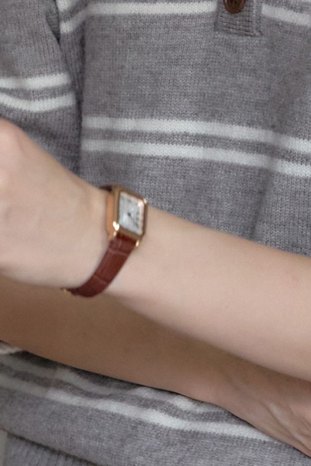 "Square Gold Classic Leather Watch - Brown"은 여성 고객을 위한 클래식하고 미니멀한 스타일의 시계입니다. 브라운 컬러의 소가죽 스트랩과 골드 컬러의 케이스가 조화롭게 어우러져 고급스러운 분위기를 자아냅니다. 사각 프레임과 로마 숫자 인덱스가 돋보이는 디자인은 빈티지 감성을 더하며, 일상과 포멀한 자리 모두에 잘 어울립니다. 생활 방수 기능과 충격 방지 기능으로 실용성을 높였으며, 오피스룩, 모임룩, 데이트룩 등 다양한 TPO에 매치하기 좋습니다. 자석 노출에 주의하고, 수영이나 사우나에서는 착용하지 마십시오.
