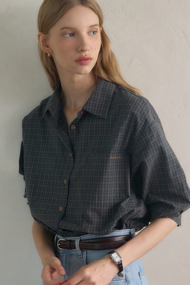 Laura 체크 셔츠 - 다크 그린은 클래식하고 프레피한 무드를 연출하는 여성용 셔츠입니다. 부드러운 면 소재에 릴랙스핏으로 편안한 착용감을 선사하며, 가을 시즌 데일리룩에 적합합니다. 다크 그린과 베이지 두 가지 컬러로 출시되었으며, 카라넥과 반소매 디자인이 특징입니다. 로고 각인 버튼, 시그니처 자수 디테일, 시그니처 라벨이 더해져 고급스러운 분위기를 더합니다. 카페룩이나 모임룩, 미니멀한 스타일링에 활용하기 좋습니다.
