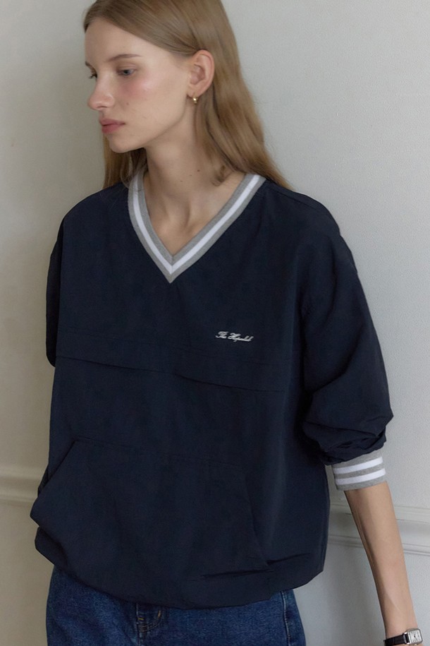 네이비 컬러의 V넥 아노락 스웨트셔츠입니다. 가볍고 부드러운 나일론 소재로 제작되어 봄, 가을 시즌에 착용하기 좋습니다. 얇은 두께감에 방수 및 발수 기능으로 실용성을 높였습니다. V넥 바인딩 처리와 자수 디테일, 밑단 스토퍼 및 조절끈으로 디자인 포인트를 더했으며, AERO 텀블 기술과 바이오 워싱 처리를 통해 편안한 착용감을 선사합니다. 일상, 나들이, 여행 등 다양한 TPO에 캐주얼하고 스포티하게 연출할 수 있는 아이템입니다.
