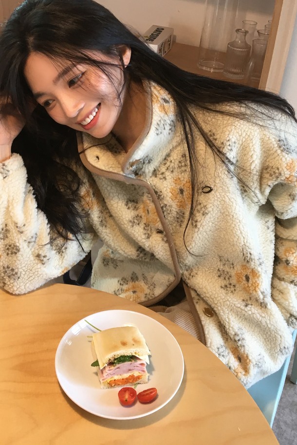 플로렌스 버튼 플리스 재킷 - 아이보리는 부드러운 플리스 소재로 제작되어 포근한 착용감을 선사합니다. 캐주얼 스타일의 여성용 플리스 자켓으로, 가을과 겨울에 따뜻하게 입을 수 있습니다. 루즈핏 디자인에 버튼 여밈 방식으로 편안하게 착용 가능하며, 꽃 자수 디테일이 돋보입니다. 산책룩이나 캠핑룩에 매치하여 캐주얼, 클래식, 로맨틱한 무드를 연출해보세요. 넉넉한 두께감과 긴 소매 기장으로 보온성을 높였습니다.
