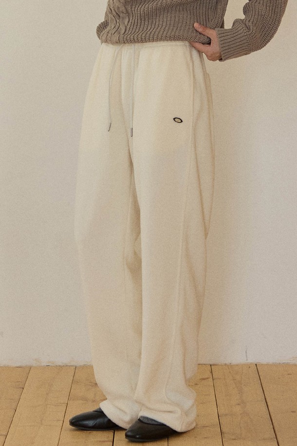 아이보리 색상의 Relaxed String Fleece Pants (릴렉스드 스트링 플리스 팬츠)는 가을과 겨울에 따뜻하게 입기 좋은 플리스 소재의 긴 바지입니다. 릴랙스 핏으로 편안한 착용감을 선사하며, 무지 디자인과 부드러운 촉감이 특징입니다. 허리 부분은 밴딩 처리되어 있고 스트링으로 조절 가능하여 활동성을 높였습니다. 집콕룩, 산책룩 등 캐주얼하고 미니멀한 스타일을 연출하기에 적합합니다. 두꺼운 두께감으로 보온성을 더했습니다.
