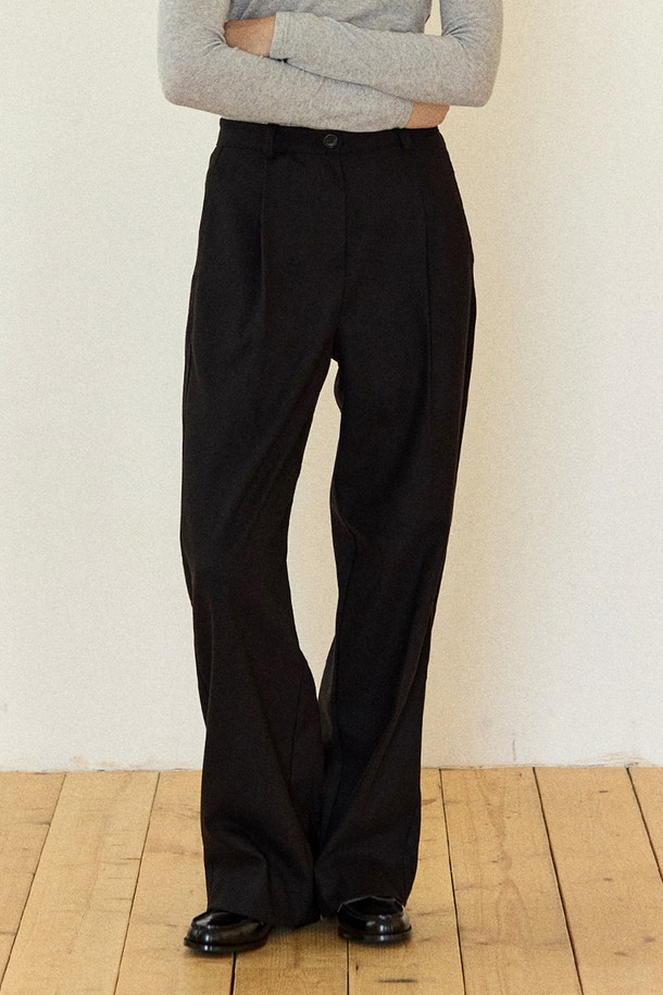 부드러운 브러쉬드 터치 원턱 팬츠 - 블랙은 남녀 모두 착용 가능한 와이드 핏의 긴 바지입니다. 봄, 가을, 겨울 세 계절에 걸쳐 활용할 수 있으며, 베이직하고 미니멀한 스타일을 연출하기 좋습니다. 두꺼운 두께감과 브러쉬드 터치 원단으로 제작되어 부드러운 촉감을 선사합니다. 원턱 디테일이 특징이며, 출근룩이나 비즈니스 캐주얼 스타일에도 잘 어울립니다. 클래식, 미니멀, 캐주얼 등 다양한 스타일을 소화할 수 있는 활용도 높은 아이템입니다.
