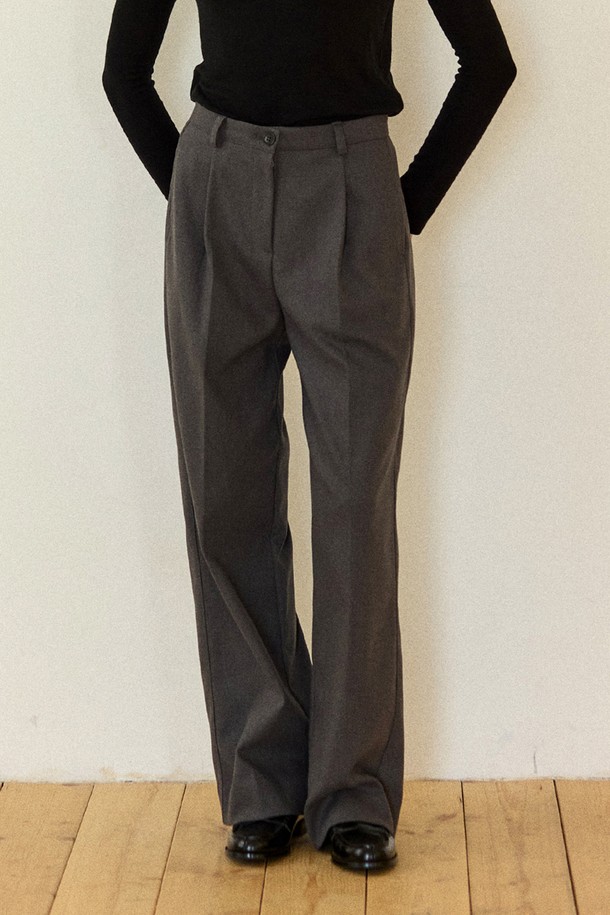 "Soft Brushed Touch One-Tuck Pants - 차콜"은 부드러운 브러쉬드 터치 소재로 제작되어 포근한 착용감을 선사하는 남성용 바지입니다. 가을, 겨울 시즌에 적합하며, 베이직하고 클래식한 스타일을 연출합니다. 레귤러핏에 긴 기장으로 제작되었으며, 차콜 컬러의 무지 디자인으로 어떤 상의에도 잘 어울립니다. 원턱 디테일이 있으며, 출근룩이나 비즈니스 캐주얼 스타일에도 활용 가능합니다. 미니멀하고 캐주얼한 스타일을 선호하는 남성에게 추천합니다.
