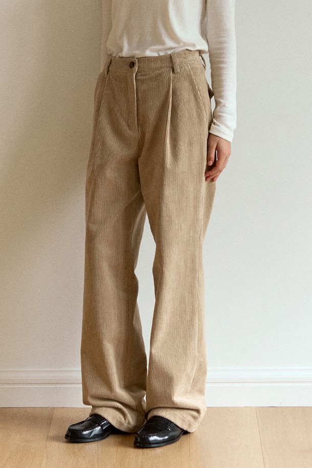 베이지 컬러의 코듀로이 원턱 릴렉스드 팬츠는 가을, 겨울 시즌에 안성맞춤인 남녀 공용 바지입니다. 부드러운 촉감의 두꺼운 코듀로이 소재로 제작되어 편안한 착용감을 선사하며, 릴렉스 핏과 원턱 디테일이 캐주얼하면서도 베이직한 스타일을 연출합니다. 출근룩이나 모임룩 등 다양한 TPO에 활용 가능하며, 캐주얼, 클래식, 미니멀 스타일을 즐겨 입는 분들께 추천합니다. 무지 디자인으로 어떤 상의와도 쉽게 매치할 수 있어 활용도가 높습니다.
