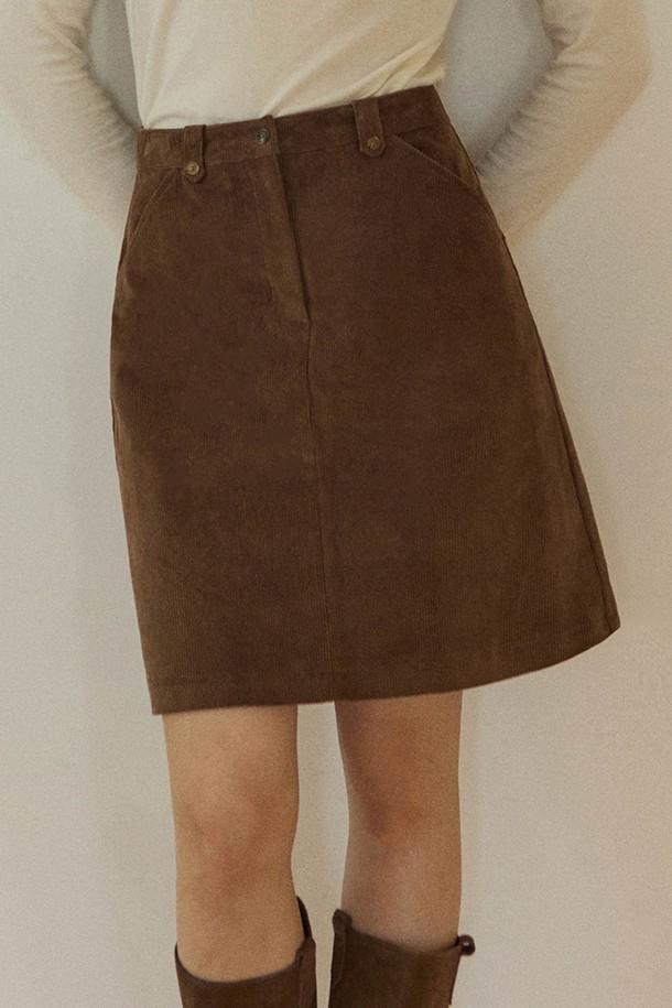 부드러운 코듀로이 소재로 제작되어 따뜻하고 포근한 착용감을 선사하는 브라운 컬러의 A라인 미디 스커트입니다. 가을, 겨울 시즌에 어울리는 두꺼운 두께감과 뻣뻣한 촉감으로 클래식하고 미니멀한 스타일을 연출합니다. 허리 라인부터 자연스럽게 퍼지는 A라인 핏은 다리 라인을 더욱 슬림하게 보이게 하며, 무지 디자인으로 다양한 상의와 손쉽게 매치할 수 있습니다. 오피스룩, 출근룩, 모임룩 등 TPO에 구애받지 않고 폭넓게 활용 가능합니다. 미디 기장으로 우아한 분위기를 더해줍니다.
