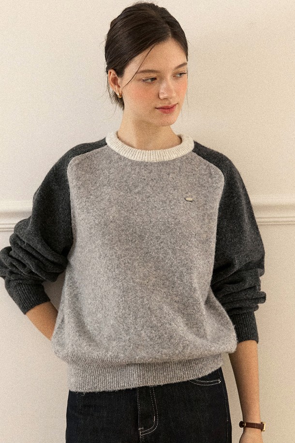 차콜 컬러의 투톤 울 래글런 니트는 여성스러운 캐주얼룩을 완성하는 데 제격입니다. 부드러운 촉감의 울 소재로 제작되어 가을, 겨울 시즌에 따뜻하게 착용할 수 있습니다. 베이직하면서도 세련된 투톤 배색과 래글런 슬리브 디자인이 특징이며, 오버핏으로 편안한 착용감을 선사합니다. 라운드넥과 긴 소매 기장으로 어떤 스타일에도 잘 어울리며, 출근룩으로도 활용 가능합니다. 미니멀, 클래식 스타일을 즐겨 입는 분들께 추천합니다.
