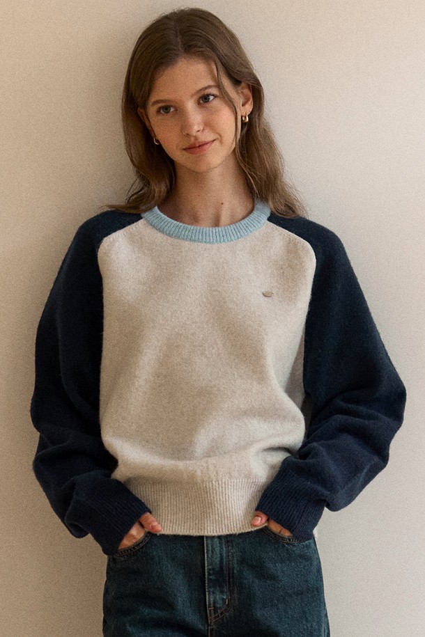 네이비 배색 투톤 울 래글런 니트는 가을과 겨울, 데일리룩과 모임룩에 모두 잘 어울리는 상의입니다. 부드러운 촉감의 울 소재로 제작되어 포근하며, 레귤러 핏과 라운드넥 디자인으로 편안한 착용감을 선사합니다. 베이직하고 캐주얼한 스타일로 다양한 하의와 매치하기 좋으며, 래글런 소매 디자인이 특징입니다. 두꺼운 두께감으로 따뜻함을 유지해주며, 미니멀하고 클래식한 스타일을 선호하는 분들께 추천합니다.
