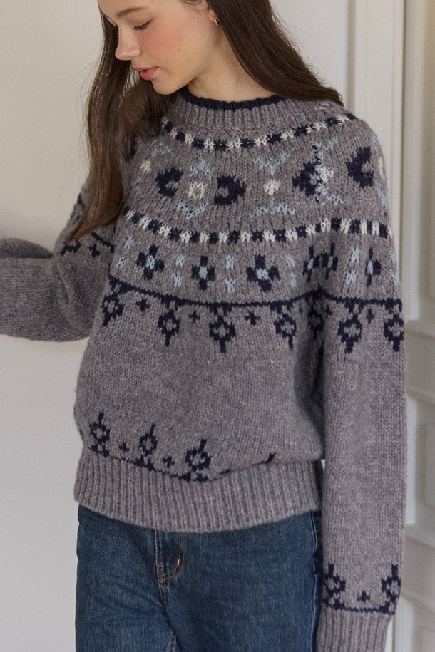 노엘 알파카 울 노르딕 니트 - 멜란지 그레이는 여성스러운 캐주얼 스타일을 연출하는 겨울 시즌 니트웨어입니다. 알파카 울 소재로 제작되어 부드러운 촉감과 두꺼운 두께감으로 따뜻함을 선사하며, 라운드 넥과 레귤러 핏 디자인으로 편안한 착용감을 제공합니다. 멜란지 그레이 컬러와 전통적인 노르딕 패턴이 어우러져 클래식하면서도 세련된 분위기를 자아냅니다. 출근룩, 연말 모임룩 등 다양한 TPO에 활용 가능하며, 미니멀한 스타일을 선호하는 분들께 추천합니다. 긴소매 기장으로 보온성을 높였습니다.
