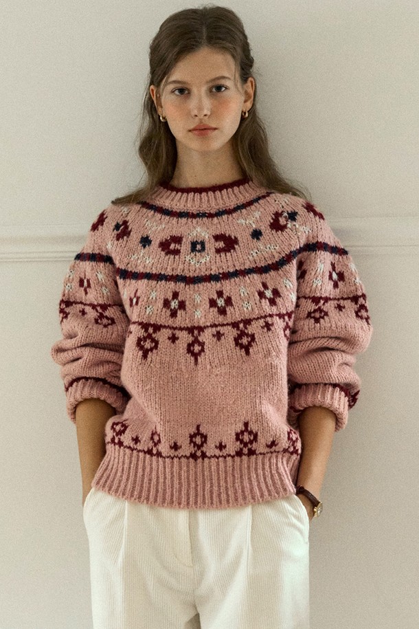 노엘 알파카 울 노르딕 니트 - 핑크는 여성 의류로, 캐주얼, 클래식, 미니멀 스타일을 소화하기 좋습니다. 가을, 겨울 시즌에 어울리는 두꺼운 두께감의 레귤러 핏 니트입니다. 부드러운 촉감의 울과 알파카 소재 혼방으로 제작되었으며, 라운드넥과 긴 소매, 페어아일 패턴의 노르딕 무늬가 특징입니다. 일상에서 편안하고 따뜻하게 착용할 수 있는 핑크색 니트 스웨터입니다.
