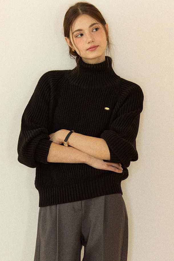 피비 케이블 터틀넥 니트 - 블랙은 가을과 겨울, 당신의 스타일을 책임질 여성용 니트/스웨터입니다. 울 소재로 제작되어 부드러운 촉감을 선사하며, 두꺼운 두께감으로 따뜻하게 착용할 수 있습니다. 베이직하고 미니멀한 스타일의 레귤러핏 터틀넥 디자인으로, 출근룩과 모임룩을 모두 소화 가능합니다. 케이블 패턴과 긴 소매, 골지 디테일이 더해져 클래식하면서도 세련된 매력을 더합니다.
