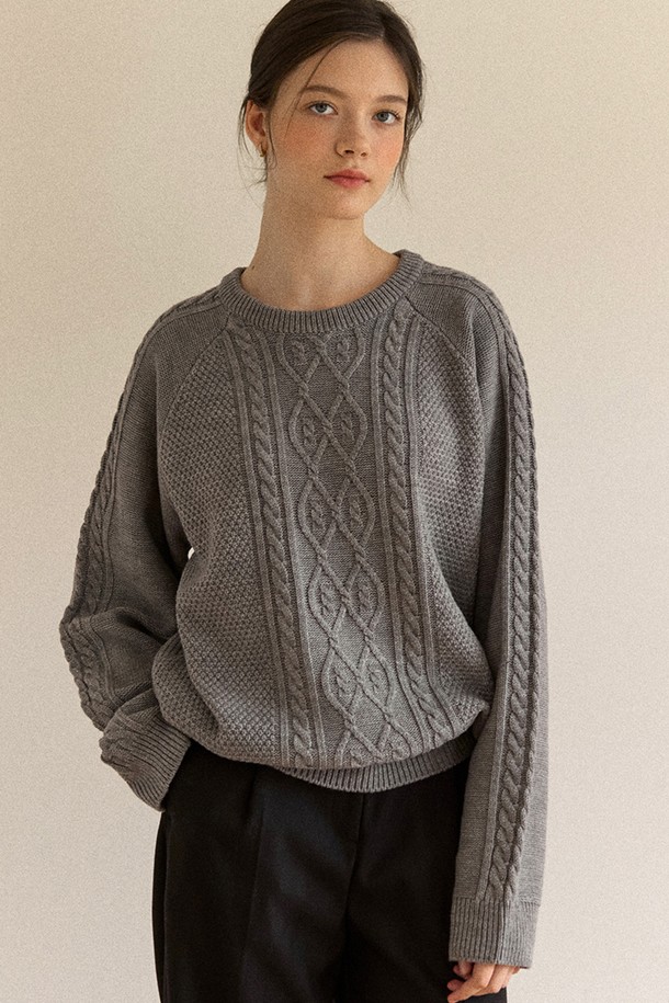 셰일던 케이블 니트 스웨터 - 멜란지 그레이는 여성 상의로, 가을과 겨울에 따뜻하게 입을 수 있는 니트/스웨터입니다. 울 소재의 레귤러 핏으로 제작되었으며, 라운드넥과 긴소매 디자인으로 클래식하고 베이직한 스타일을 연출합니다. 두꺼운 두께감과 부드러운 촉감, 케이블 니트 패턴이 특징이며, 출근룩, 오피스룩, 모임룩 등 다양한 TPO에 활용 가능합니다. 미니멀하면서도 세련된 분위기를 더해주는 멜란지 그레이 컬러의 스웨터입니다.
