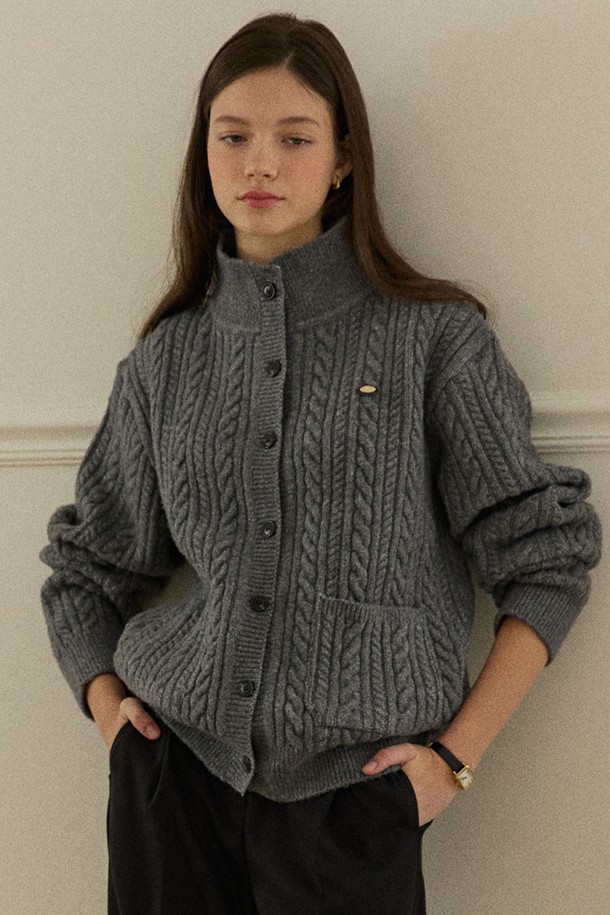 세련된 분위기를 연출하는 '캐롤라인 울 하이넥 버튼 가디건 - 그레이'입니다. 부드러운 울 소재와 두꺼운 두께감으로 가을, 겨울 시즌 따뜻하게 착용할 수 있습니다. 클래식하고 베이직한 디자인에 하이넥, 크롭 기장, 케이블 니트 패턴이 더해져 여성스러운 무드를 선사하며, 버튼업 디자인으로 포인트를 더했습니다. 데이트룩, 모임룩, 그리고 미니멀, 캐주얼 스타일 모두 소화 가능한 활용도 높은 아이템입니다.

