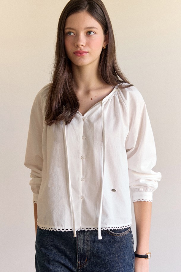 아이보리 컬러의 피치드 리본 셔링 블라우스는 여성스러운 무드를 연출해주는 블라우스입니다. 부드러운 면 소재로 제작되어 편안한 착용감을 선사하며, 봄, 여름 시즌에 적합합니다. 레귤러 핏에 브이넥 라인으로 디자인되었으며, 얇은 두께감으로 시원하게 착용할 수 있습니다. 셔링, 리본, 레이스 트리밍 디테일이 더해져 페미닌하고 로맨틱한 스타일을 완성합니다. 데이트룩, 소개팅룩에 활용하여 특별한 날을 더욱 돋보이게 만들어 보세요.
