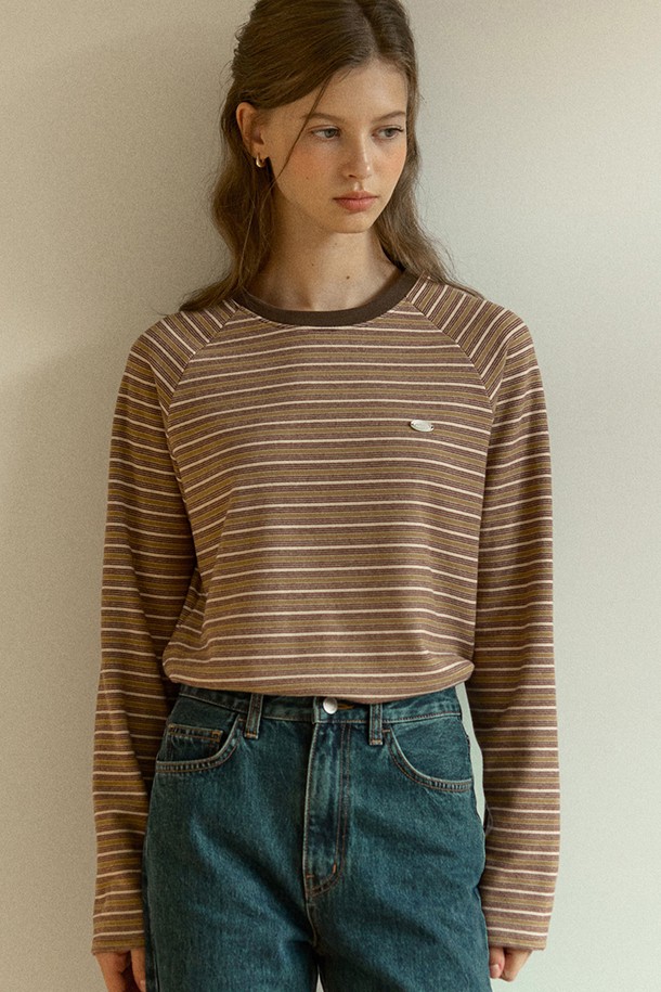 머스타드 컬러의 헤더 브러쉬드 스트라이프 래글런 티셔츠입니다. 부드러운 면 소재로 제작되어 편안한 착용감을 선사하며, 봄, 가을에 산책룩이나 캐주얼, 미니멀 스타일로 연출하기 좋습니다. 얇은 두께감과 레귤러핏으로 제작되었으며, 라운드넥과 긴 소매, 브러쉬드 원단, 래글런 소매 디테일이 특징입니다. 베이직한 스트라이프 패턴이 어떤 하의와도 잘 어울려 데일리 아이템으로 활용하기 좋습니다.
