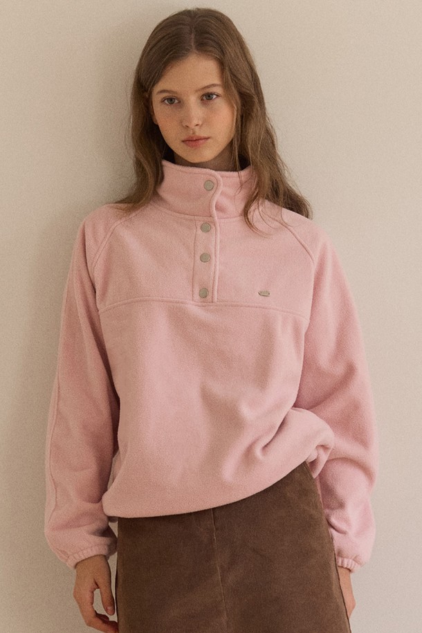 Hope 스냅 플리스 스웨트셔츠 - 핑크는 따뜻하고 포근한 착용감을 선사하는 여성용 스웨트셔츠입니다. 부드러운 플리스 소재로 제작되어 가을, 겨울철 일상에서 편안하게 즐겨 입을 수 있습니다. 하이넥 디자인과 루즈핏으로 제작되었으며, 스냅 버튼 디테일이 돋보이는 캐주얼하고 베이직한 스타일입니다. 집콕룩, 산책룩 등 다양한 TPO에 활용하기 좋으며, 미니멀한 스타일을 선호하는 분들께 추천합니다. 핑크 컬러로 화사함을 더했습니다.
