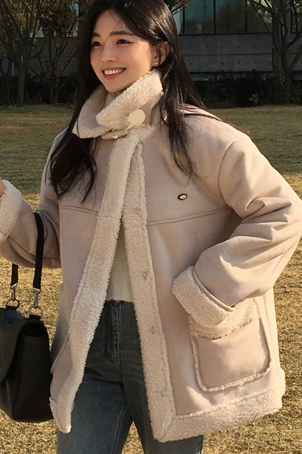 라이트 베이지 컬러의 Shia (시아) 쉬어링 무스탕 코트는 가을과 겨울, 당신의 출근룩에 따뜻함과 스타일을 더해줄 여성용 아우터입니다. 부드러운 촉감의 쉬어링 소재와 두꺼운 두께감으로 뛰어난 보온성을 제공하며, 베이직하고 캐주얼한 스타일을 연출합니다. 카라 디테일과 버튼 여밈 방식, 레귤러핏 디자인은 클래식하면서도 미니멀한 무드를 자아냅니다. 무지 패턴에 롱 슬리브, 넉넉한 포켓 디테일이 실용성을 더하여 데일리 아이템으로 활용하기 좋습니다.
