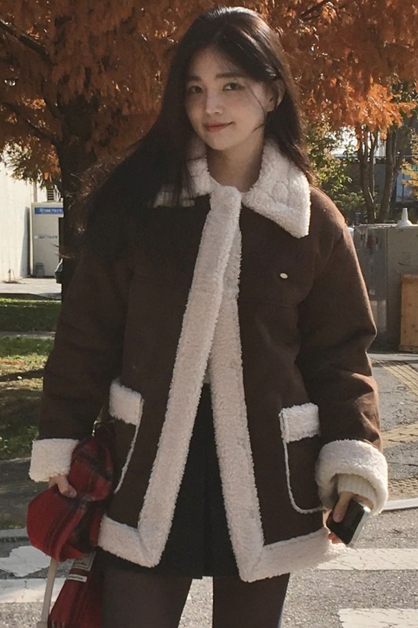 "Shia (시아) Shearling Mustang Coat (쉬어링 무스탕 코트) - 브라운"은 여성용으로, 캐주얼하고 베이직한 스타일을 연출하기 좋은 겨울 아우터입니다. 부드러운 스웨이드와 양털 소재로 제작되어 따뜻하고 포근한 착용감을 선사합니다. 미디엄 기장의 레귤러핏으로, 오픈 스타일의 무스탕 코트 디자인이 특징입니다. 양털 트리밍과 포켓 디테일이 돋보이며, 긴 소매로 더욱 따뜻하게 착용할 수 있습니다. 무지 패턴의 브라운 컬러로 다양한 룩에 매치하기 용이합니다.
