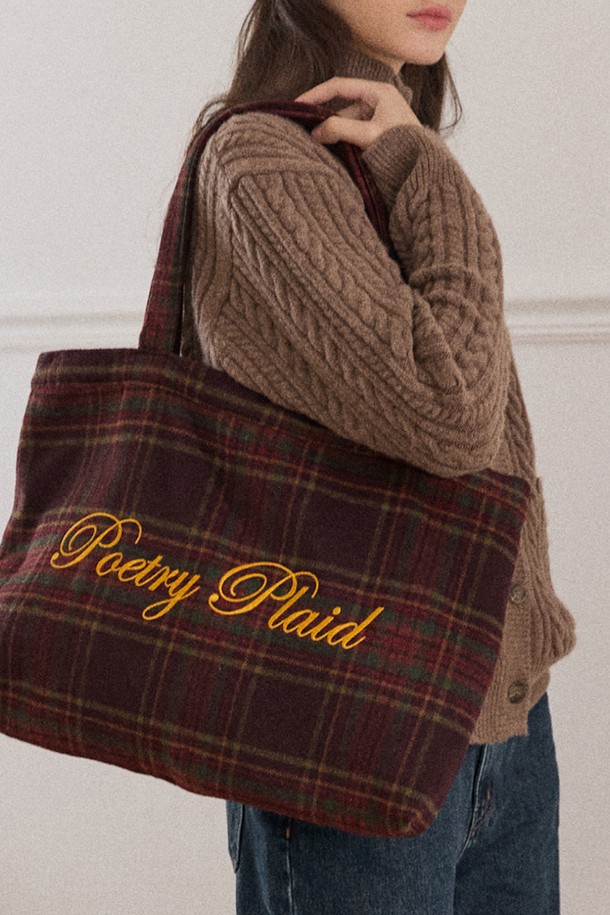 포에트리 자수 울 체크 백 - 브라운은 여성용 토트백으로, 클래식하고 캐주얼한 스타일을 연출합니다. 울 소재에 브라운 컬러의 체크 패턴이 돋보이며, 미디엄 사이즈로 일상 및 모임 룩에 적합합니다. 가방 전면의 자수 로고 디테일이 특징이며, 사각 형태의 디자인으로 실용성을 더했습니다. 출근룩과 모임룩에 미니멀한 스타일을 더해 세련된 분위기를 연출해보세요.
