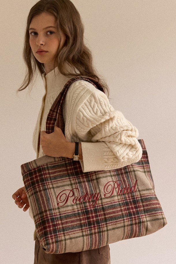 베이지 컬러의 Poetry 자수 울 체크 백입니다. 미디엄 사이즈의 사각 토트백으로, 울 소재와 체크 패턴, Poetry 자수 디테일이 특징입니다. 여성스러움을 강조하는 디자인으로, 클래식, 미니멀, 걸리시 스타일에 잘 어울립니다. 모임룩, 데이트룩, 오피스룩 등 다양한 TPO에 활용할 수 있는 실용적인 아이템입니다. 오픈형 잠금 방식으로 편리하게 물건을 수납할 수 있습니다.

