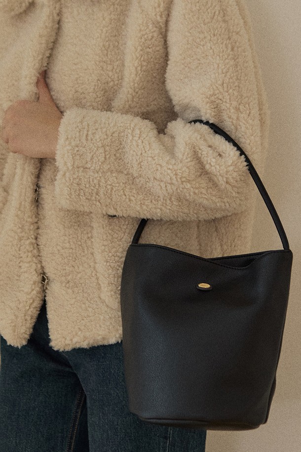 세련된 블랙 컬러의 배럴 토트백입니다. 합성 가죽 소재로 제작되어 부드러운 촉감과 고급스러운 분위기를 자아냅니다. 원통형 디자인과 심플한 디자인으로 어떤 룩에도 잘 어울리며, 출근룩과 모임룩에 시크하고 미니멀한 스타일을 더해줍니다. 넉넉한 수납공간과 지퍼형 잠금 방식으로 실용성을 높였으며, 데일리 백으로 활용하기 좋습니다. 여성 고객을 위한 실용적이고 세련된 토트백입니다.
