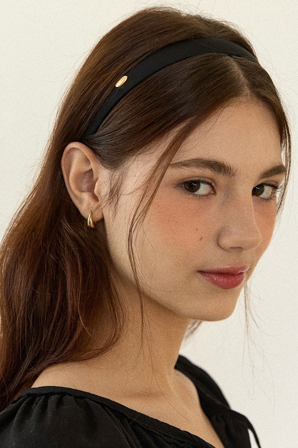 Goldish Point 새틴 헤어밴드 - 블랙은 일상룩과 데이트룩, 모임룩에 모두 잘 어울리는 여성용 헤어 액세서리입니다. 고급스러운 새틴 소재에 블랙 컬러가 시크한 매력을 더하며, 골드 포인트 장식이 세련된 포인트를 선사합니다. 클래식, 미니멀, 걸리시 스타일을 모두 소화할 수 있는 디자인으로, 사계절 내내 다양한 룩에 활용하기 좋습니다. 헤어 스타일에 은은한 포인트를 더하여 여성스러움을 강조해보세요.

