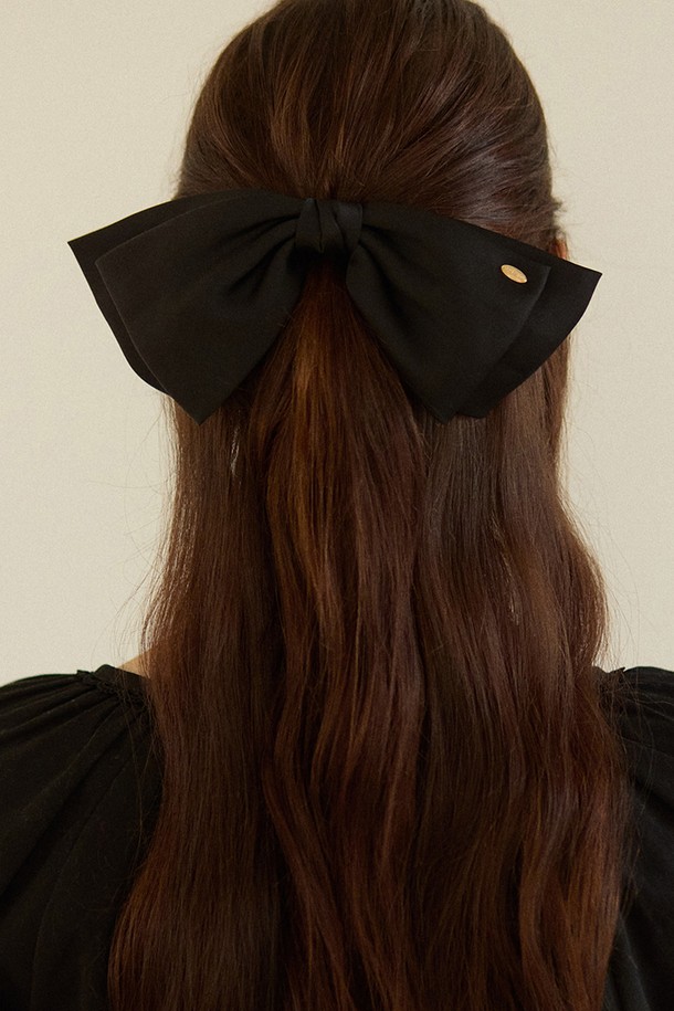 Goldish Point 새틴 리본 헤어핀 - 블랙은 여성스러운 스타일을 완성하는 헤어 액세서리입니다. 부드러운 새틴 소재의 블랙 리본이 고급스러움을 더하며, 골드 포인트 장식이 세련된 포인트를 선사합니다. 데이트룩이나 모임룩에 착용하여 걸리시, 클래식, 미니멀 무드를 연출할 수 있습니다. 무지 디자인으로 어떤 스타일에도 잘 어울리며, 다양한 헤어스타일에 활용하여 포인트를 줄 수 있습니다. 일상 속에서 특별함을 더해줄 Goldish Point 새틴 리본 헤어핀 - 블랙을 만나보세요.
