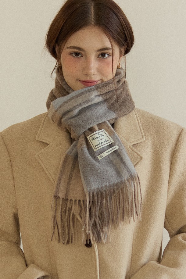 "Ordinary Check Wool 머플러" - 블루 브라운 체크는 가을과 겨울의 쌀쌀한 날씨에 따뜻함과 스타일을 더해줄 머플러입니다. 부드러운 울 소재로 제작되어 뛰어난 촉감과 보온성을 제공하며, 두꺼운 두께감으로 추운 날씨에도 든든하게 착용할 수 있습니다. 클래식하고 베이직한 디자인에 블루와 브라운 컬러의 체크 패턴이 더해져 어떤 스타일에도 잘 어울립니다. 가장자리에는 프린지 디테일이 더해져 포인트를 주어, 미니멀, 캐주얼 룩에 모두 활용하기 좋습니다. 일상에서 따뜻하고 세련된 스타일을 연출해보세요.
