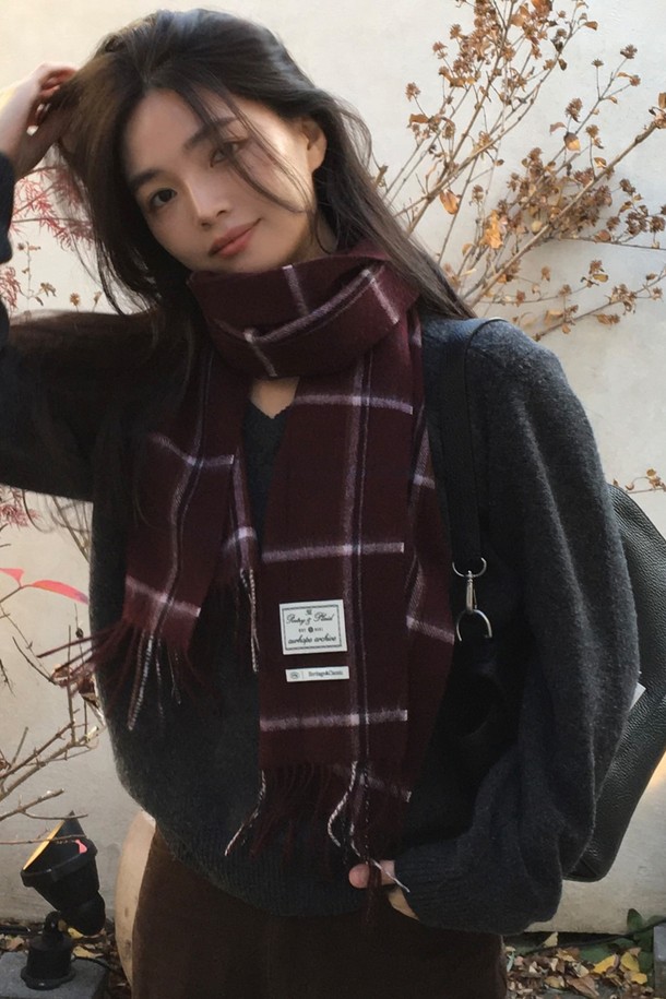 Ordinary Check Wool 머플러 - 버건디 체크는 가을, 겨울 시즌에 어울리는 울 소재의 머플러입니다. 클래식하고 베이직한 스타일로, 출근룩이나 모임룩에 매치하기 좋습니다. 부드러운 촉감과 두꺼운 두께감으로 보온성을 높였으며, 버건디 체크 패턴이 세련된 포인트를 더합니다. 프린지 디테일과 브랜드 라벨로 디자인의 완성도를 높였습니다. 미니멀, 캐주얼 룩에도 잘 어울려 다양한 스타일을 연출할 수 있습니다.
