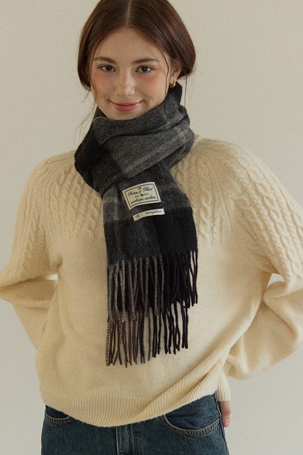 Ordinary Check Wool 머플러 - Black Grey Check는 부드러운 촉감의 울(Wool) 소재로 제작되어 가을, 겨울철 따뜻함을 선사하는 머플러입니다. 블랙과 그레이 컬러의 체크 패턴이 클래식하고 미니멀한 스타일을 연출하며, 일상 및 출근룩, 모임룩에 모두 잘 어울립니다. 두꺼운 두께감으로 보온성을 높였으며, 가장자리에 프린지 디테일이 포인트로 더해져 세련된 느낌을 더합니다.
