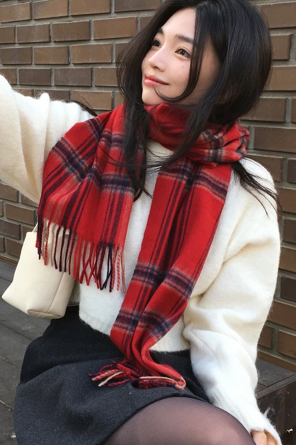 Ordinary Check Wool 머플러 - 레드 체크는 울 소재로 제작되어 부드러운 촉감과 뛰어난 보온성을 자랑합니다. 가을, 겨울 시즌에 착용하기 좋으며, 일상, 출근룩, 모임룩 등 다양한 TPO에 활용할 수 있습니다. 클래식하고 베이직한 디자인에 레드와 블랙 컬러의 체크 패턴이 더해져 미니멀, 캐주얼 스타일 모두 소화 가능합니다. 두꺼운 두께감으로 따뜻함을 더하며, 목도리로 활용하여 스타일리시하게 연출할 수 있습니다.
