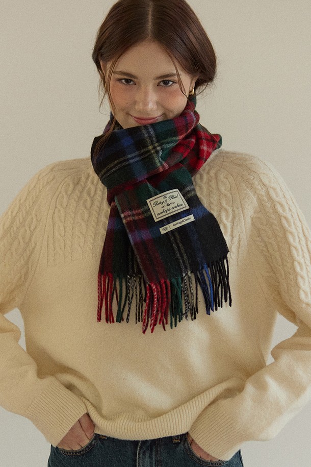 Ordinary Check 울 머플러 - 레드 블랙 체크는 차분하면서도 세련된 분위기를 연출하는 머플러입니다. 촘촘한 짜임의 부드러운 울 소재로 제작되어 뛰어난 보온성을 제공하며, 촉감이 매우 좋습니다. 레드, 블랙, 그린 컬러가 조화롭게 어우러진 클래식한 체크 패턴은 출근룩, 모임룩 등 다양한 TPO에 활용하기 좋습니다. 넉넉한 기장과 프린지 디테일이 돋보이며, 미니멀, 캐주얼 스타일에도 잘 어울립니다. 브랜드 라벨이 부착되어 있어 고급스러움을 더합니다.
