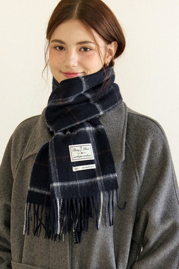 오디너리 체크 울 머플러 - 네이비 체크는 울 소재로 제작되어 부드러운 촉감과 뛰어난 보온성을 자랑합니다. 가을과 겨울에 착용하기 좋은 두꺼운 두께감으로, 클래식하고 베이직한 디자인은 다양한 스타일과 코디에 활용하기 좋습니다. 네이비 체크 패턴과 프린지 장식으로 포인트를 더했으며, 출근룩이나 모임룩 등 TPO에 맞춰 클래식, 미니멀, 캐주얼 스타일을 연출할 수 있습니다.
